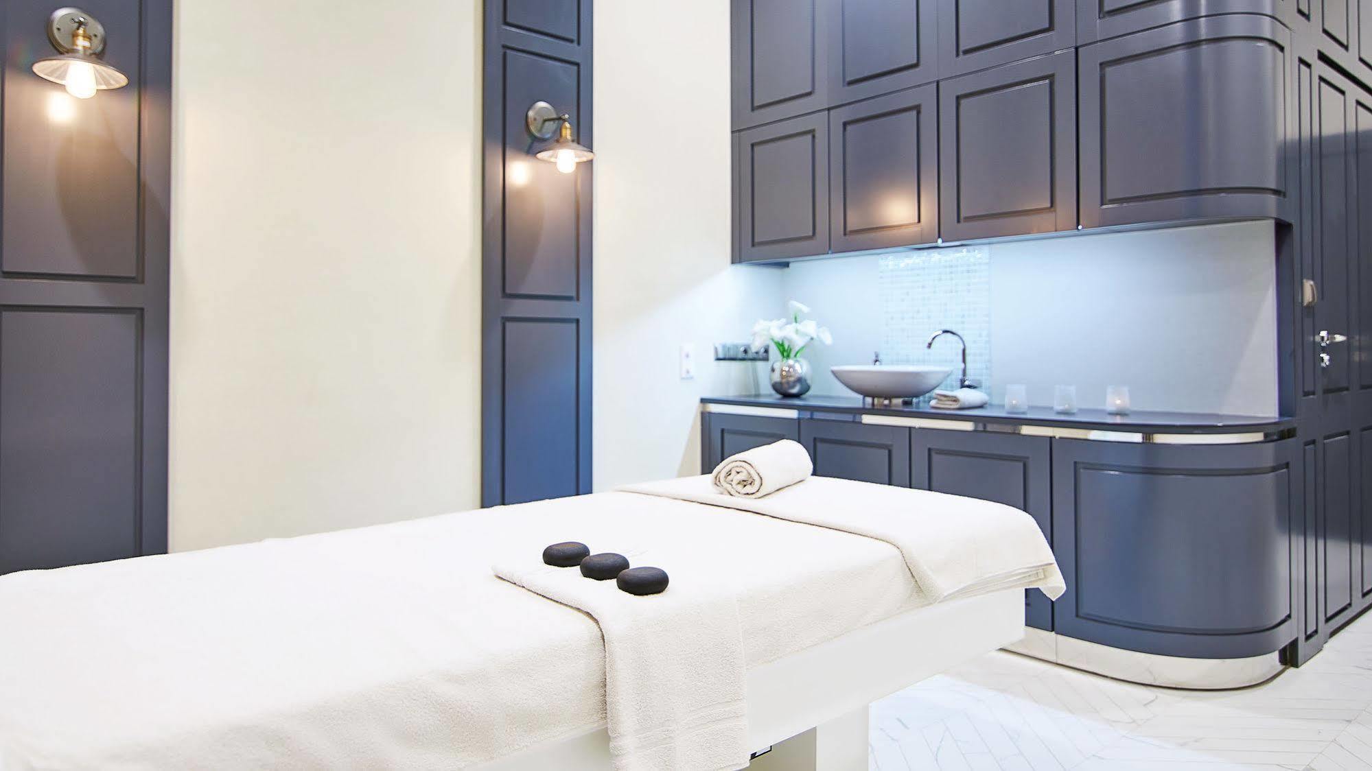 קולובז'ג Diune Resort By Zdrojowa מראה חיצוני תמונה Treatment room at The Spa at The Ivy Collection